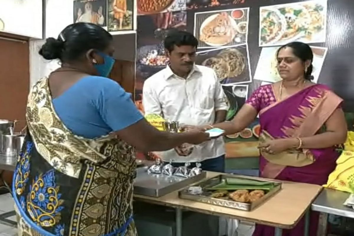ஒரு ரூபாய்க்கு உணவு வழங்கும் தம்பதி