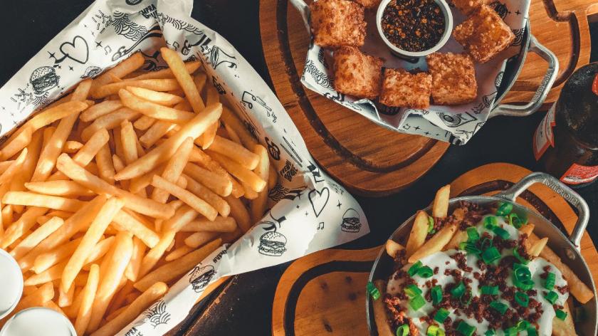 கோடையில் தவிர்க்க வேண்டிய உணவுகள்